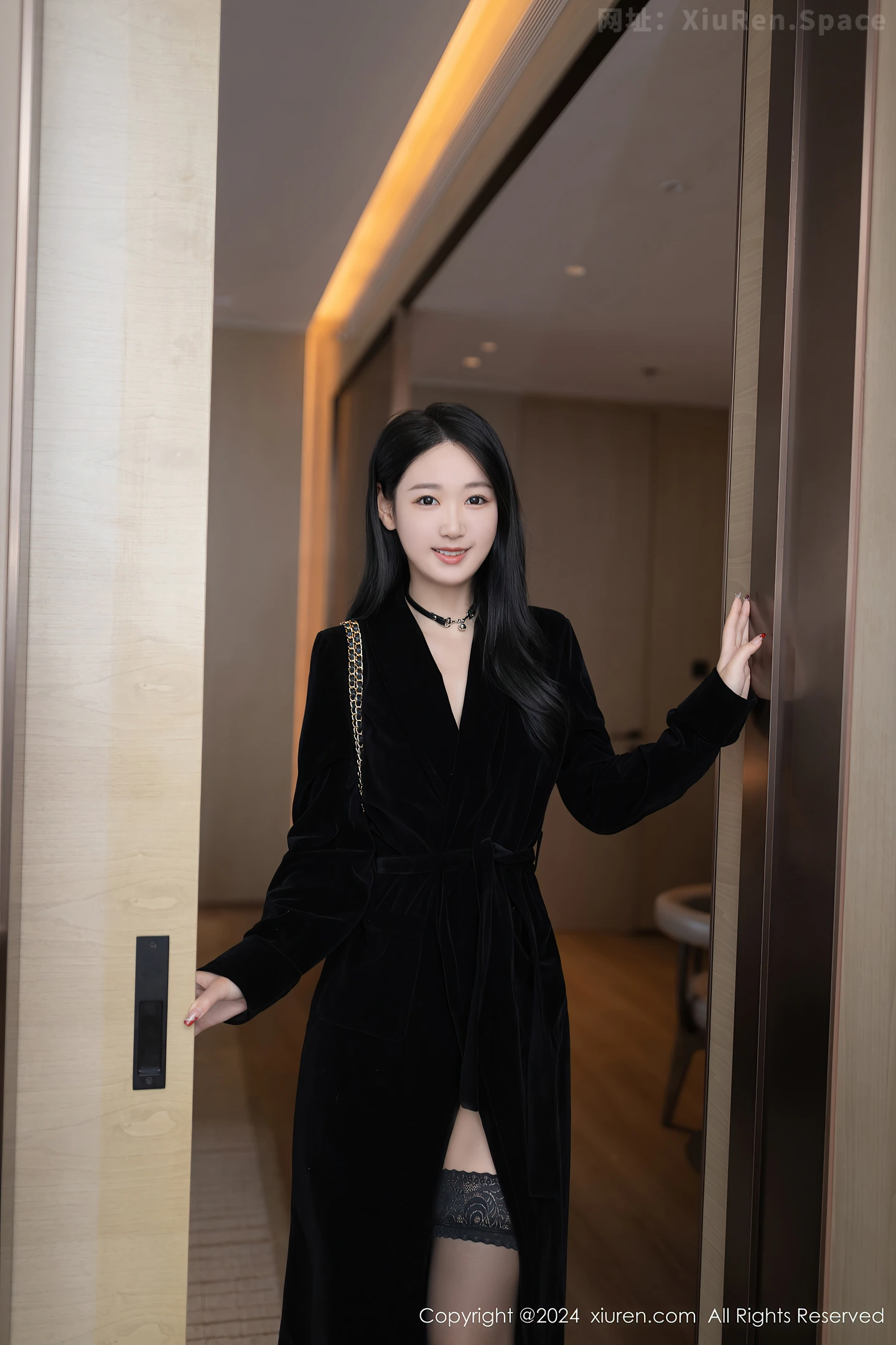 图片[2]-[XiuRen秀人网]VOL.8326 模特唐安琪黑色外衣露性感黑色薄纱连体衣配黑丝袜极致魅惑写真81P-秀人网官方网站